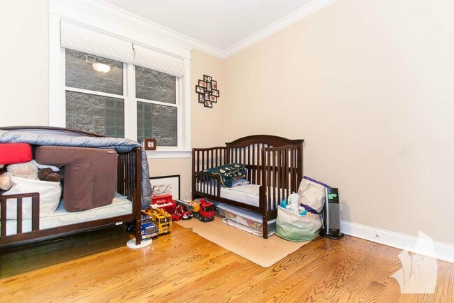 Building Photo - 814 W Buckingham Pl