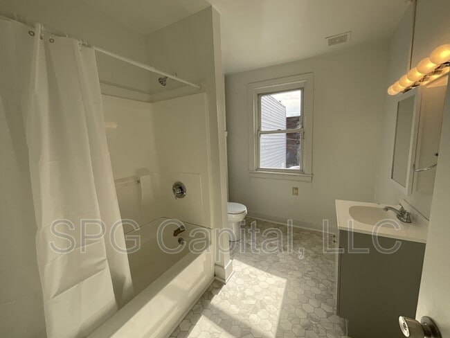 Building Photo - 246 Walnut St