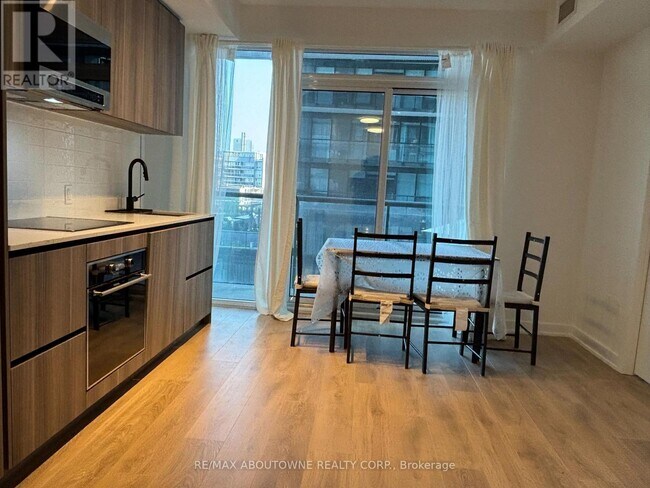 Photo du bâtiment - 117-1117 Broadway Ave