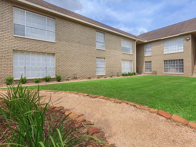 Building Photo - 502 W Crosstimbers St