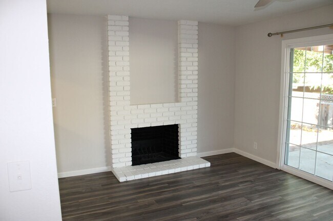Building Photo - Spacious 5 Bed 3 Bath Home in quiet neighb...