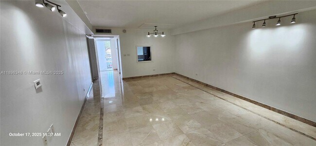 Foto del edificio - 443 NE 195th St