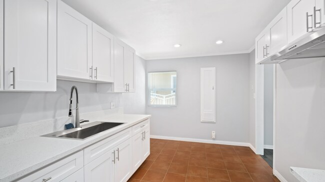 Foto del edificio - 7913 Milton Ave
