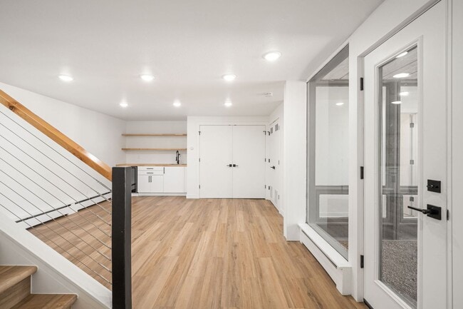 Building Photo - LUX 3BD, 3BA Foothills Home Only 5 Minutes...