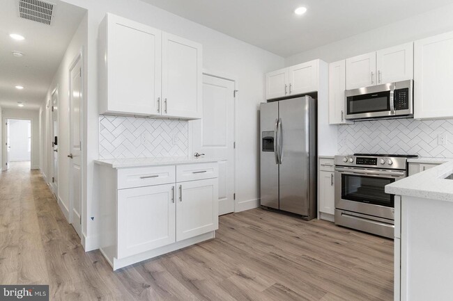 Building Photo - 2429 W Thompson St