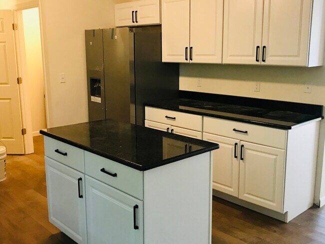 Foto del edificio - 255 N Governors Blvd