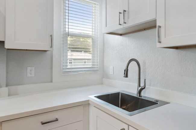 Building Photo - Fully Renovated 1 Bedroom in Downtown Palo...