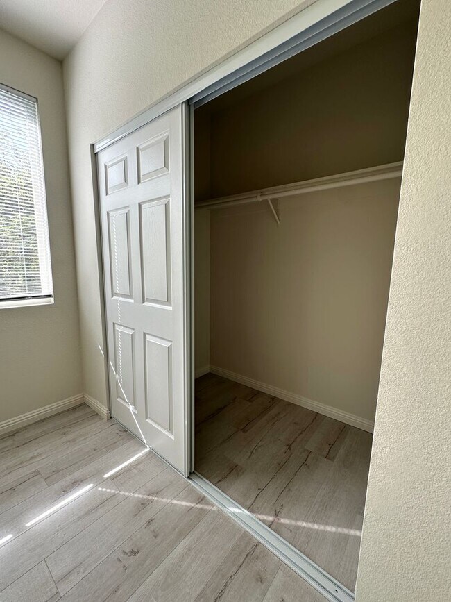 Foto del edificio - Gorgeous 7 Bed, 3.5 Bath Upgraded Corner l...