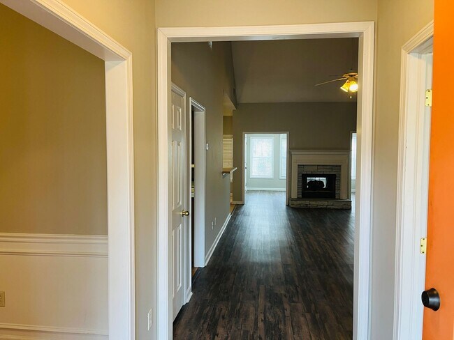 Foto del edificio - Beautiful 4 bedroom home sitting on 3 acres in Senoia! Must see!