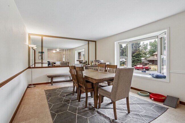 Foto del edificio - 3 bed + 3 bath / Ranch with Full Finished Basement!