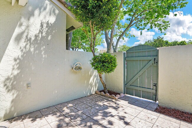 Building Photo - 488 Hardwood Pl