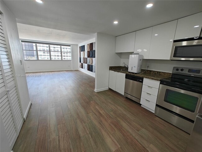 Building Photo - 801 Brickell Bay Dr