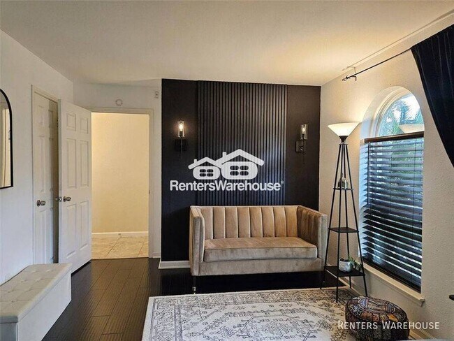 Building Photo - 1806 Saxony Ln