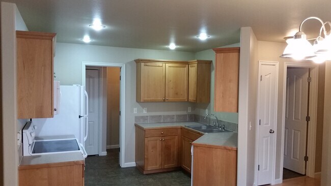 Building Photo - 2920 N Tamarack Dr
