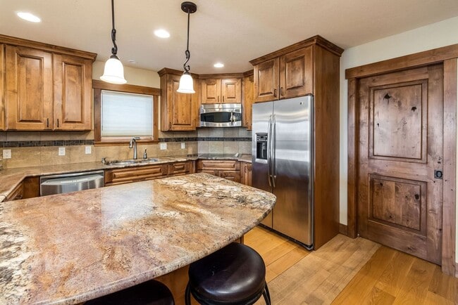 Building Photo - Breck 3-bedroom home with views! 6-12 month lease!