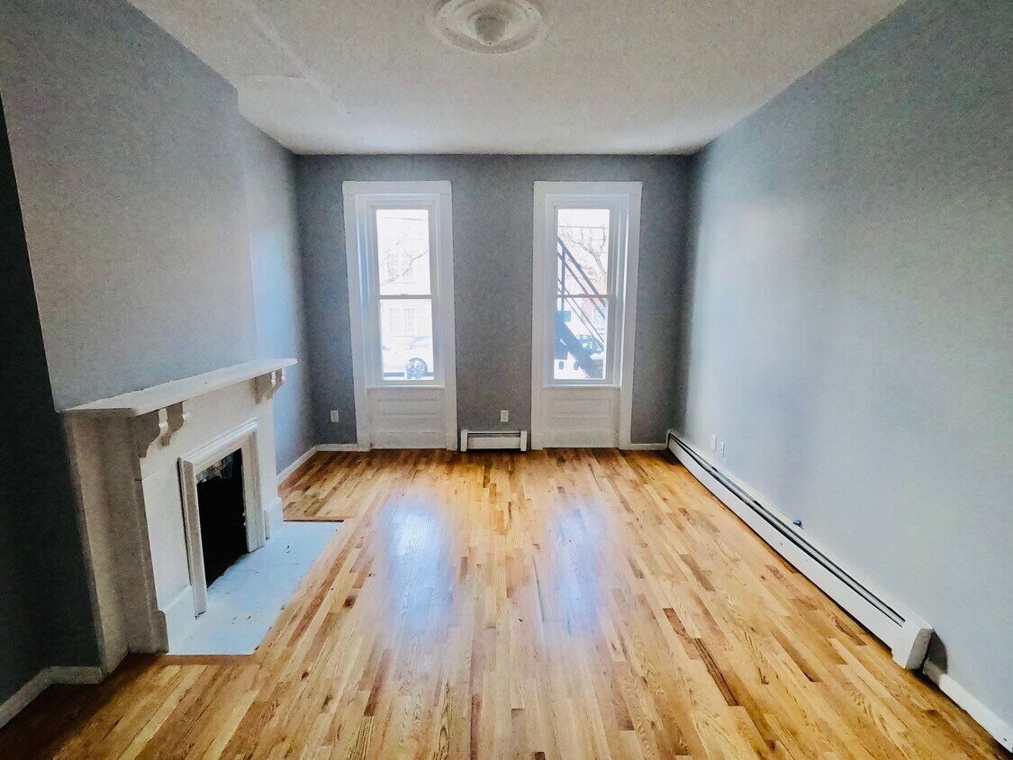 Primary Photo - 131 Howe St