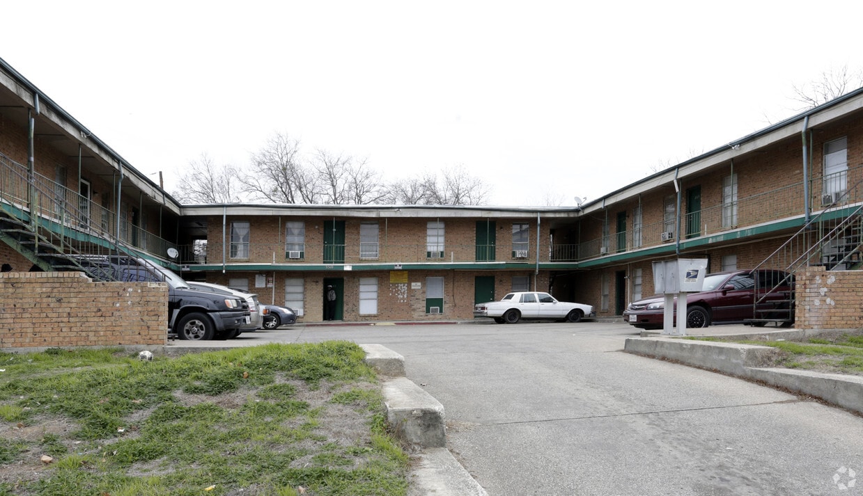 Building Photo - 3510 Colonial Ave