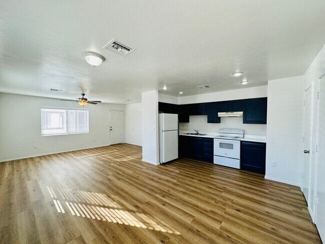 Building Photo - Open Layout 3 Bedroom with Washer/Dryer Ho...