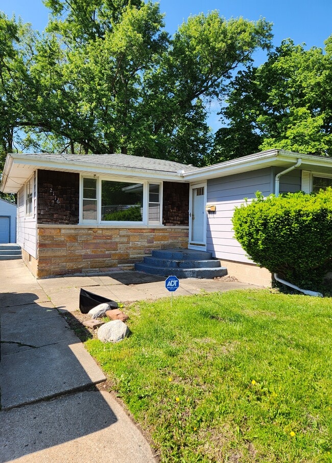 Building Photo - 2116 W Kettelle St