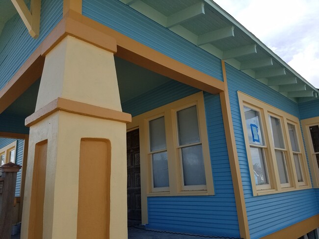 Building Photo - Hear the ocean from your front porch!