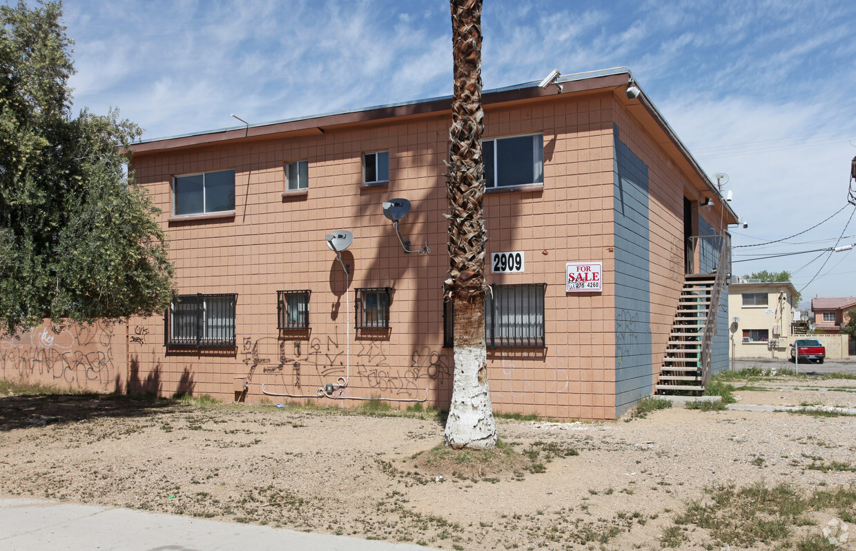 Primary Photo - 2909 Elm Ave