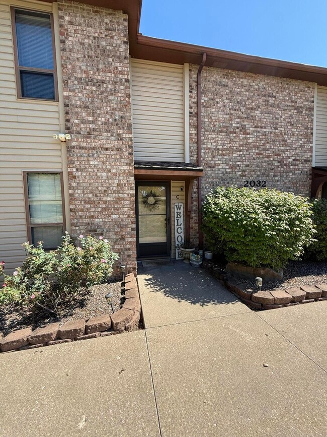 Foto del edificio - 2032 Waterfront Dr N