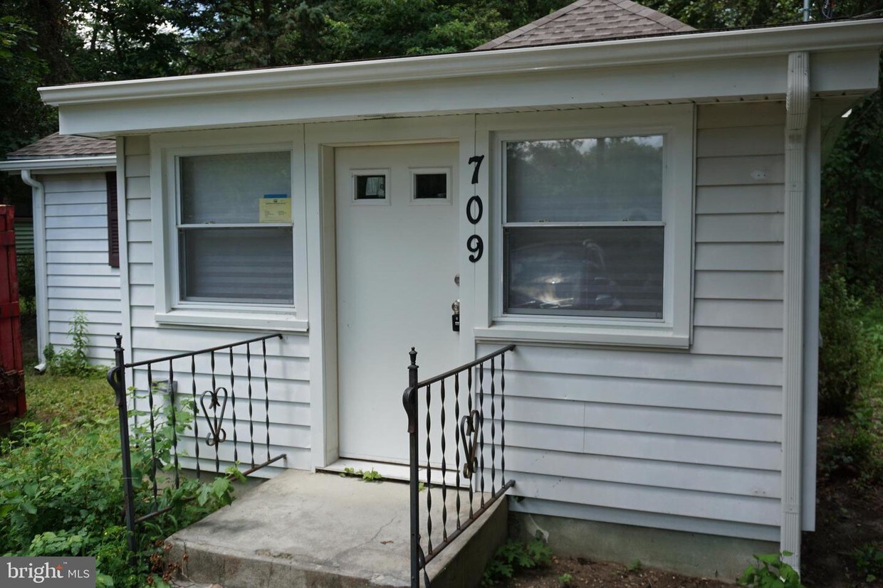 Primary Photo - 709 Crystal Dr