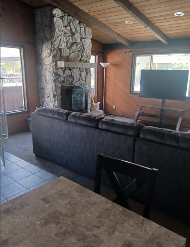 Building Photo - 1066 Paradise Way