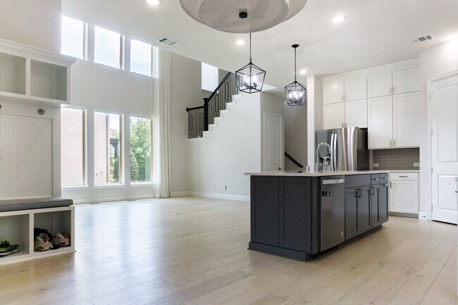 Foto del edificio - 8016 Sunflower Ln