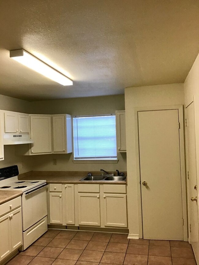 Building Photo - 2435 Elm Park Dr