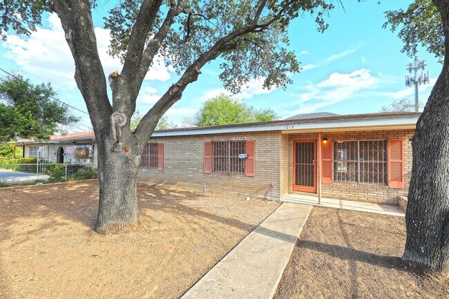 Building Photo - 1215 Bustamante St