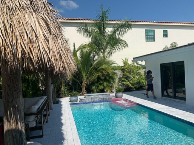 Foto del edificio - 730 NE 69th St