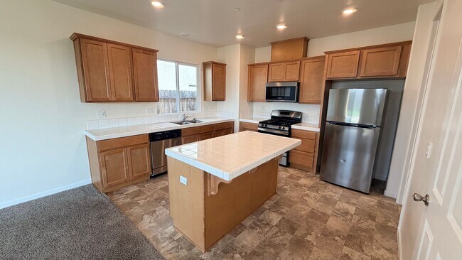 Foto del edificio - 5 Bed/ 2 Bath AVAILABLE NOW!