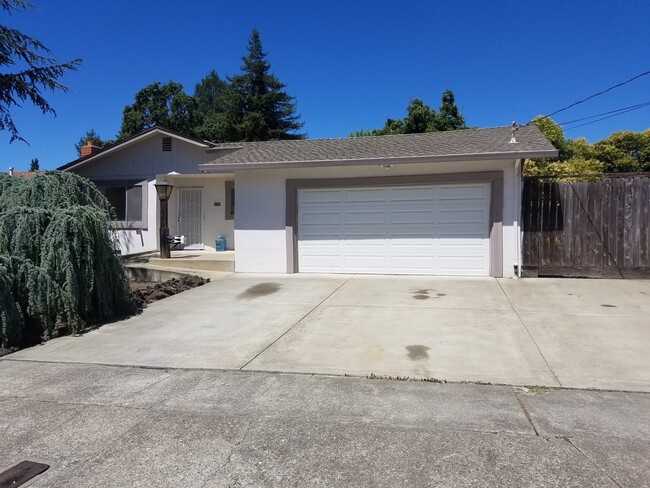 Foto del edificio - 3 Bedroom/ 2 Bath House in Rohnert Park