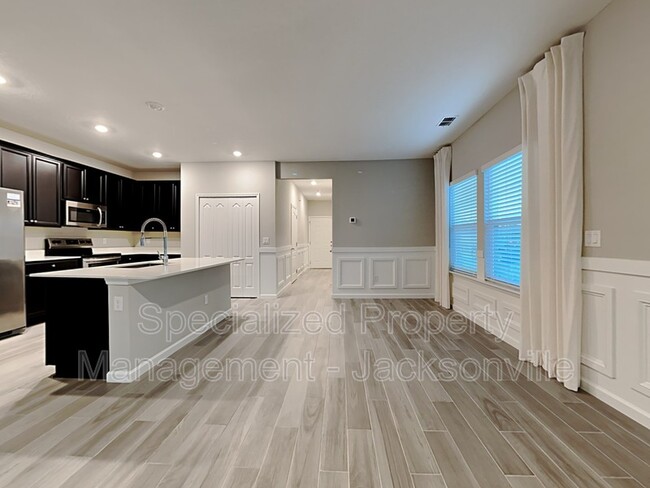 Building Photo - 10288 Benson Lake Dr