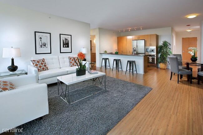 Building Photo - 2 br, 2 bath Apartment - 290 E Illinois St