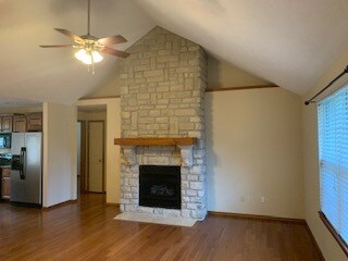 Building Photo - 875 W Crestwood St