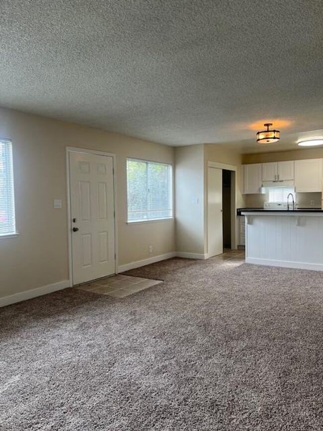 Building Photo - REMODELED 2 BED UNIT W/ GARAGE!