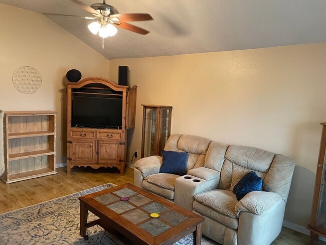 Foto del edificio - MAY PRE-LEASE!!!!  Adorable 3 Bedroom Home...