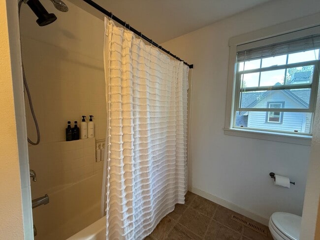 Foto del edificio - Charming 2 Bed with a Fenced Backyard