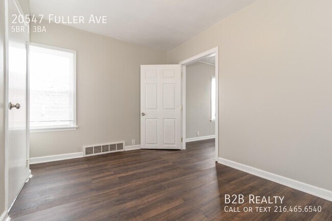 Building Photo - Beautiful and Newly Renovated Single Famil...