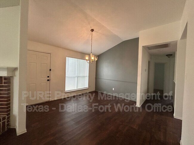 Building Photo - 5945 Ravenya St