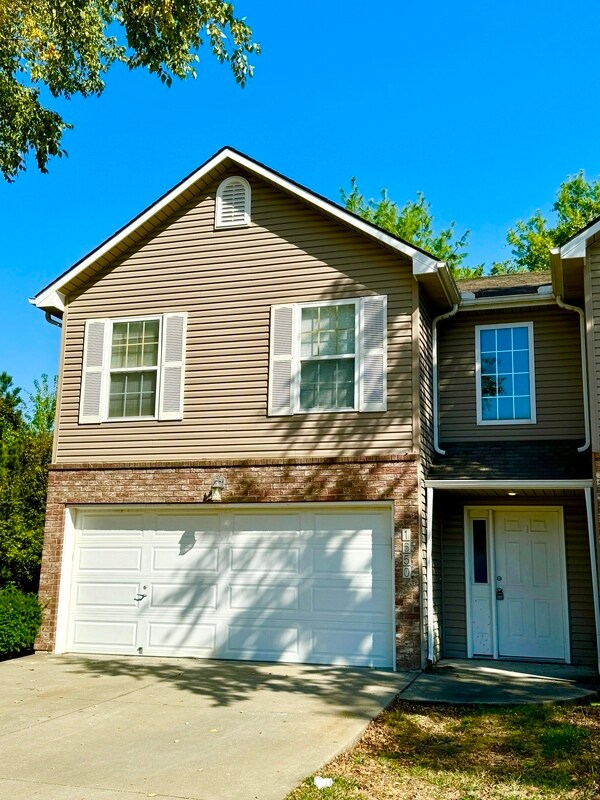 Building Photo - 1650 NW Garrett Dr