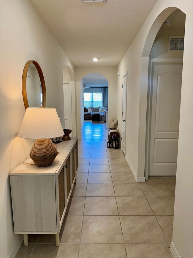 Foto del edificio - Now Available in Newest Up-and-Coming Neighborhood of Groveland