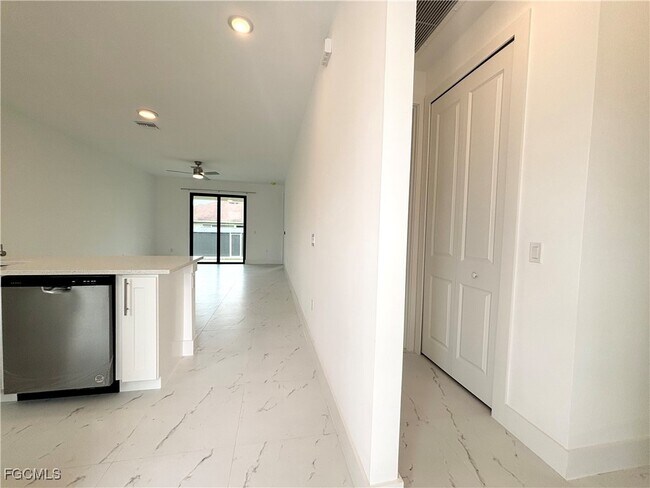 Building Photo - 4402 Golfview Blvd