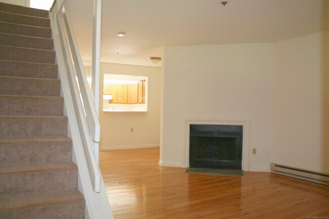 Foto del edificio - 124 Coalpit Hill Rd