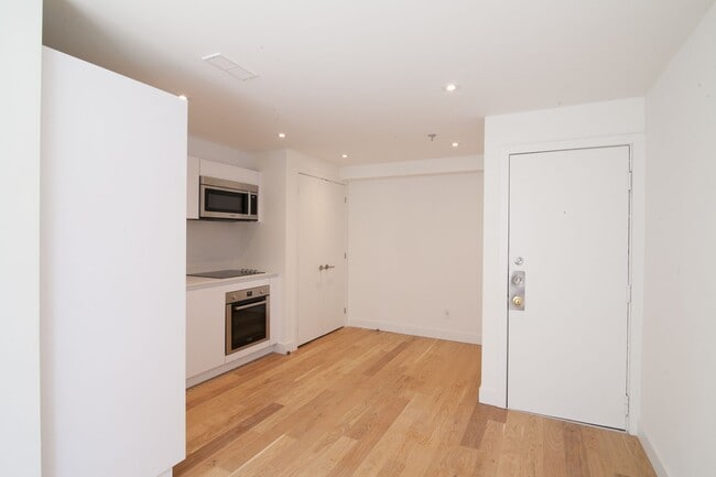 Building Photo - 25 Av des Pins O