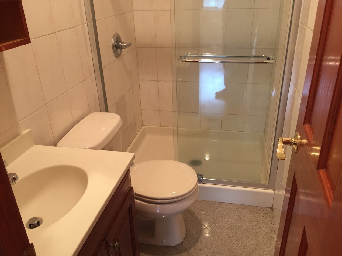 Bathroom - 14-08 Clintonville St