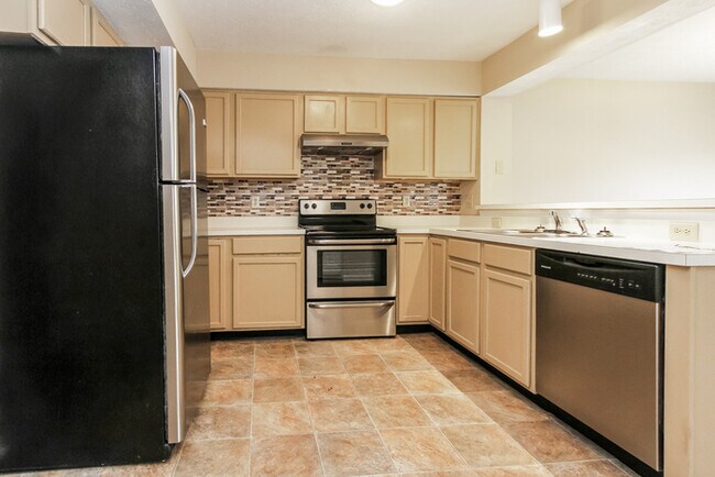 Building Photo - 5639 Oakcrest Dr
