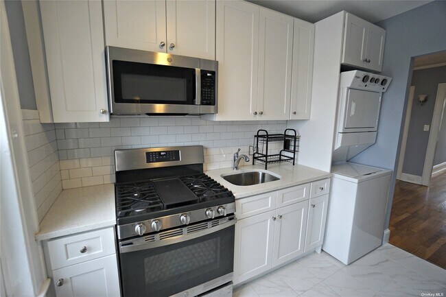 Building Photo - 101-09 Ascan Ave